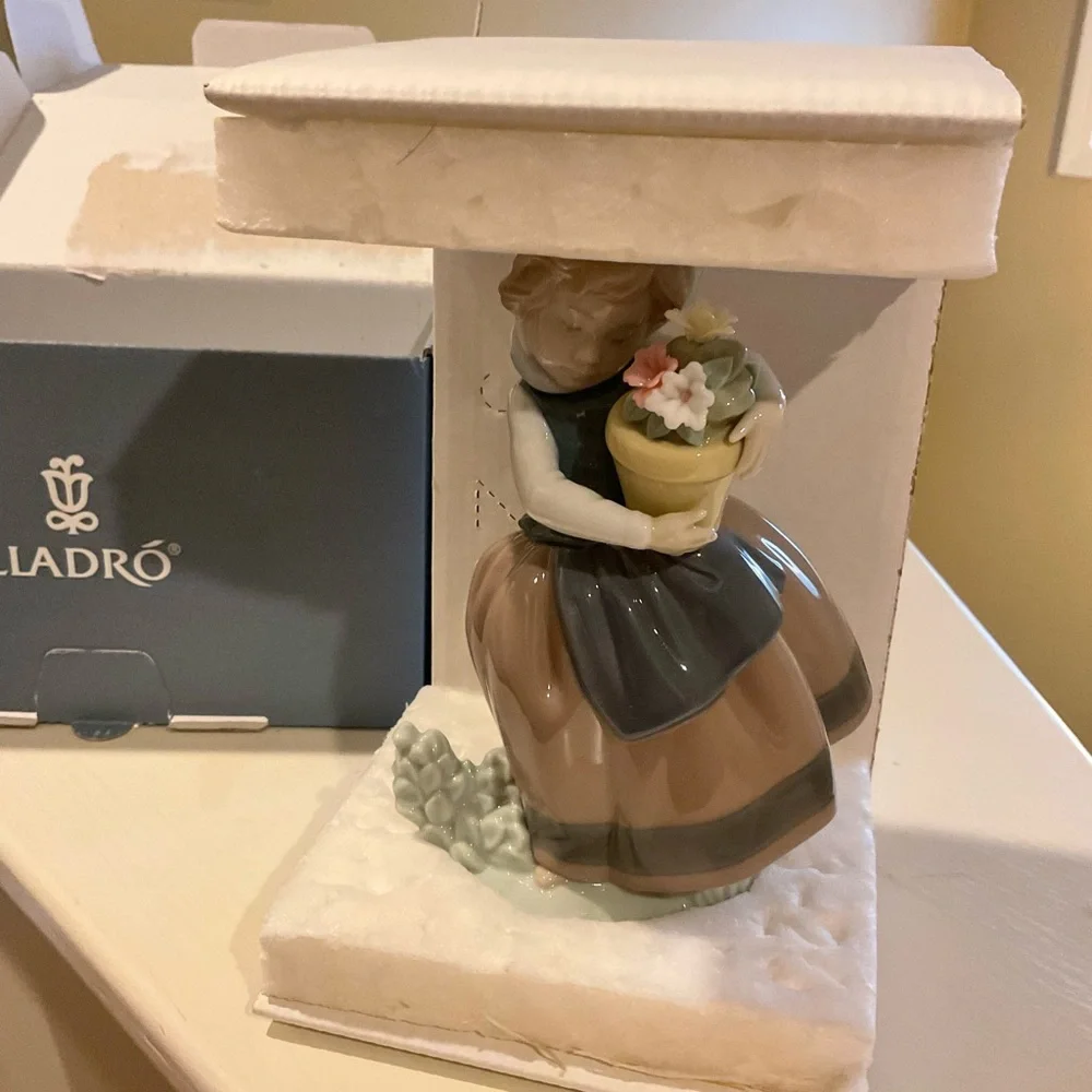 Spring is Here Girl Figurine - Picture 2 of 7